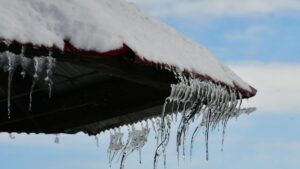Blog 7 ice-dam-roof-leak-insurance-claim